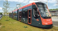 Nieuwe stadstram HTM vervoert eerste reizigers