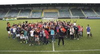 Vluchtelingen beleven mooie voetbalmiddag in Kyocera Stadion