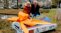 Wethouder onthult Social Sofa in de Muziekbuurt
