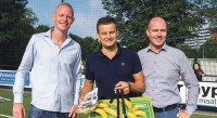 PLUS Jongenotter en Wilfred Genee trakteren Semper Altius op bananen