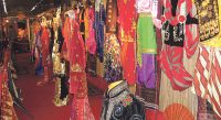 Tentoonstelling Indonesische klederdracht op Pasar Malam Rijswijk