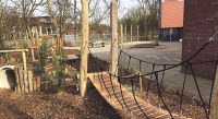 Samen gezellig klussen op het groene schoolplein van Grote Beer