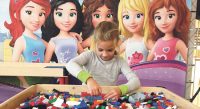Spelen met Lego in winkelcentrum Leyweg