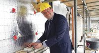 Wethouder aan het werk als metselaar in RijswijkBuiten