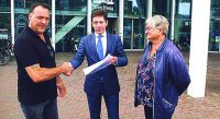 Overhandiging handtekeningenactie van de winkeliers Leyweg