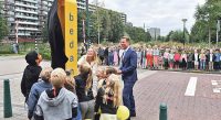 Wethouder Lugthart onthult nieuwe verkeersveilige schoolzones