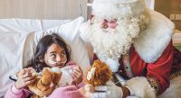 Kerstman op bezoek in Juliana Kinderziekenhuis