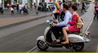 Denk mee over snorfietsers op de rijbaan